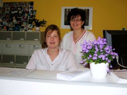 schwestern am empfang